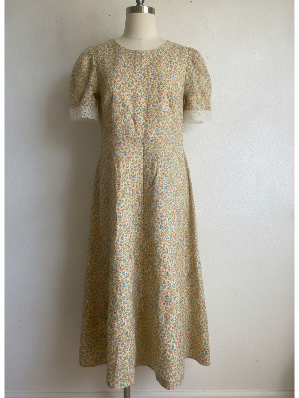 Vintage handmade Fairycore lace trim yellow floral butterfly small dress midi